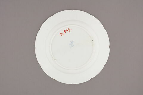 Assiette d'une série de quarante et une (R 510 à 549 bis); du service en pâte tendre blanche décorée de vases fleuris et d'amour en camaïeu rose et à bordure oeil de perdrix doré (R 489 à 549), image 2/3