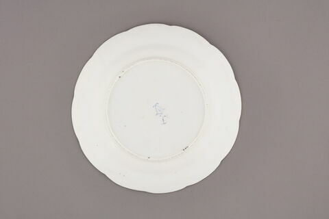 Assiette d'une série de quarante et une (R 510 à 549 bis); du service en pâte tendre blanche décorée de vases fleuris et d'amour en camaïeu rose et à bordure oeil de perdrix doré (R 489 à 549), image 2/4
