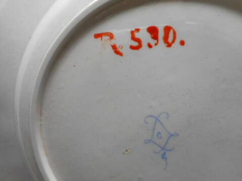 Assiette d'une série de quarante et une (R 510 à 549 bis), image 3/3