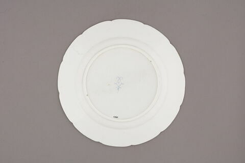 Assiette d'une série de quarante et une (R 510 à 549 bis), image 2/3