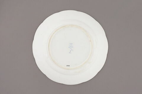 Assiette d'une série de quarante et une (R 510 à 549 bis), image 2/4