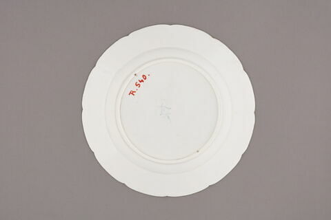 Assiette d'une série de quarante et une (R 510 à 549 bis), image 2/3