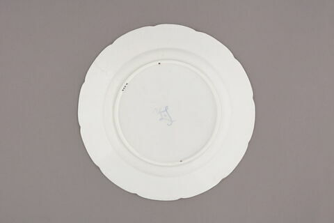 Assiette d'une série de quarante et une (R 510 à 549 bis), image 2/3