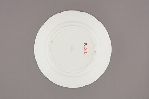 Assiette d'une série de quarante et une (R 510 à 549 bis), image 2/3