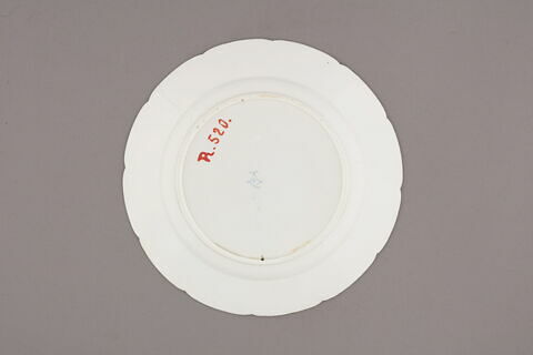 Assiette d'une série de quarante et une (R 510 à 549 bis), image 2/3