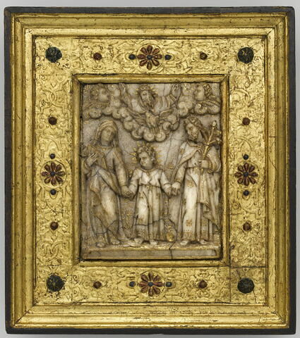 Bas-relief dans un cadre doré : la Sainte Famille