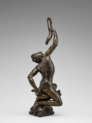 Statuette : triton, assis sur trois dauphins, soufflant dans une conque, image 3/4