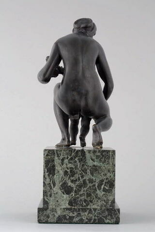 Groupe sculpté : mère s'agenouillant avec son enfant, image 5/8