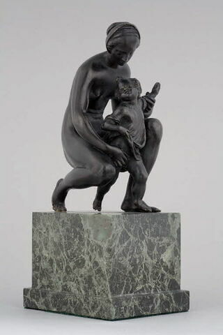 Groupe sculpté : mère s'agenouillant avec son enfant, image 8/8