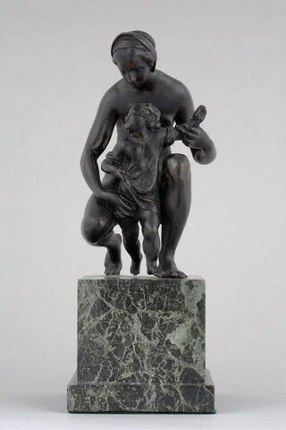 Groupe sculpté : mère s'agenouillant avec son enfant, image 1/8