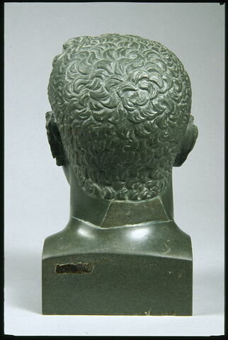 Buste d'homme aux cheveux courts, image 7/9
