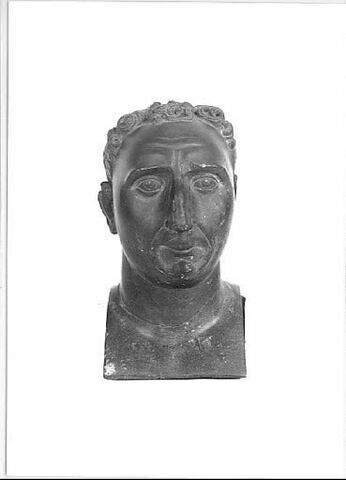 Buste d'homme aux cheveux courts, image 9/9