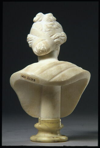 Buste de femme au chignon retenu par un bandeau, image 3/3
