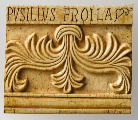 Fragment de plaque inscrite à décor de palmettes stylisées : Pusillus Froila