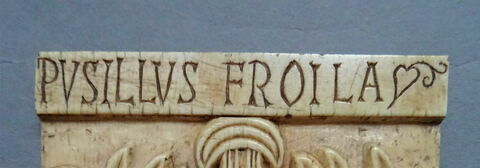 Fragment de plaque inscrite à décor de palmettes stylisées : Pusillus Froila, image 2/5