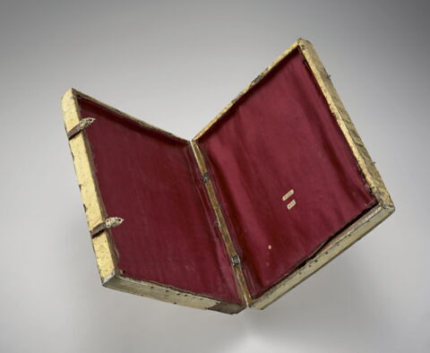 Boîte-reliure : la Crucifixion et les symboles des évangélistes, image 3/24