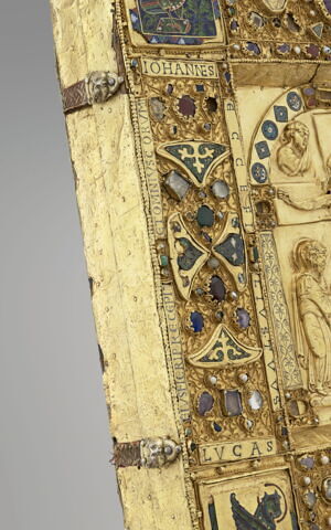 Boîte-reliure : la Crucifixion et les symboles des évangélistes, image 8/24