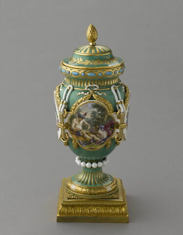 Vase d'ornement forme "antique ferrée" dit "vase de Fontenoy" ou "à cordon"