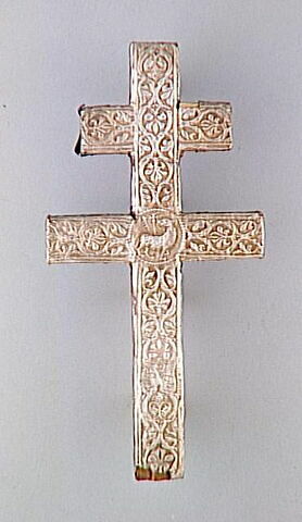 Staurothèque : reliquaire de la Vraie Croix (a : logette à double traverse surmontée par 2 bustes d’anges) et Croix du reliquaire à double traverse (b), image 18/20