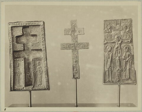 Staurothèque : reliquaire de la Vraie Croix (a : logette à double traverse surmontée par 2 bustes d’anges) et Croix du reliquaire à double traverse (b), image 20/20