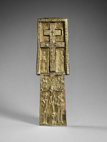 Staurothèque : reliquaire de la Vraie Croix (a : logette à double traverse surmontée par 2 bustes d’anges) et Croix du reliquaire à double traverse (b)