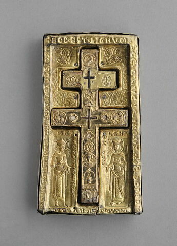Staurothèque : reliquaire de la Vraie Croix (a : logette à double traverse surmontée par 2 bustes d’anges) et Croix du reliquaire à double traverse (b), image 3/20