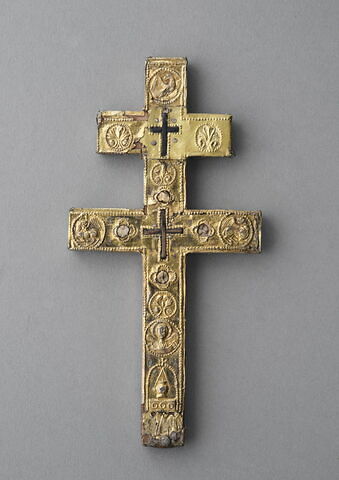 Staurothèque : reliquaire de la Vraie Croix (a : logette à double traverse surmontée par 2 bustes d’anges) et Croix du reliquaire à double traverse (b), image 9/20