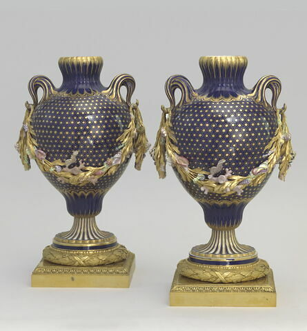 Vase d'ornement dit "vase guirlandes à anses limaçon", d'une paire (OA 10916)