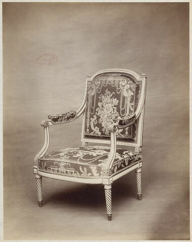 Fauteuil pour le Salon de compagnie de la duchesse d'Harcourt, épouse du Gouverneur du Dauphin, à Versailles, image 2/2