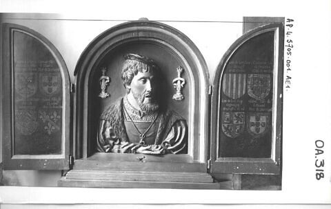 Buste en bas-relief : Charles Quint avec deux panneaux d'armoiries, image 8/8