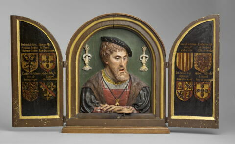Buste en bas-relief : Charles Quint avec deux panneaux d'armoiries, image 1/8
