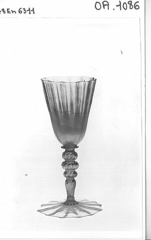 Verre à jambe opalin, image 1/4