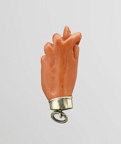 Pendentif : main en corail avec monture et anneau, image 2/2