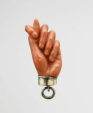Pendentif : main en corail avec monture et anneau
