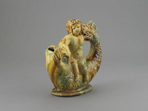 Vase à verser en forme de statuette : enfant nu chevauchant en amazone un dauphin, image 3/3