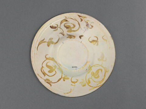 Assiette : enfant tenant une balle, image 2/4