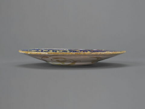 Assiette : enfant tenant une balle, image 3/4