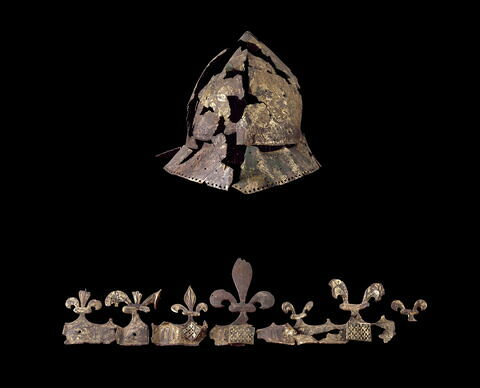 Chapel doré : casque de Charles VI composé de divers fragments avec la couronne, ses fleurons et trois médaillons