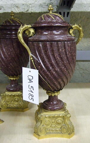 Vase couvert d'une paire (avec OA 5185 1)