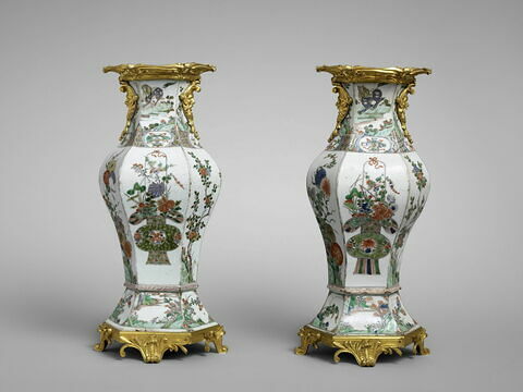Vase en porcelaine du Japon à six pans, d'une paire ( avec OA 5489 1)