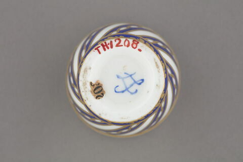 Coquetier de forme ovoïde, d'une paire (voir TH 1209), image 2/2