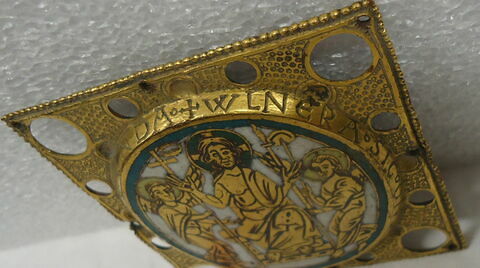 Plaque ronde provenant d'un phylactère (?) : Christ juge entre deux anges porteurs des instruments de la Passion, image 9/14