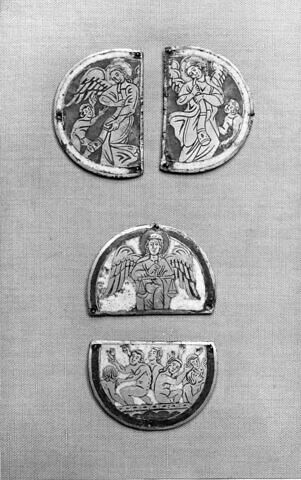 Plaque ronde provenant d'un phylactère (?) : Christ juge entre deux anges porteurs des instruments de la Passion, image 14/14