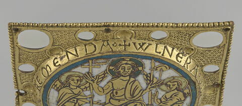 Plaque ronde provenant d'un phylactère (?) : Christ juge entre deux anges porteurs des instruments de la Passion, image 2/14