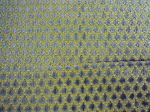Velours à losanges frappés à dominante gris-bleu, rehaussés de petits points en croix jaune d'or, image 2/3