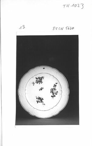 Assiette "à bouquets", d'un ensemble de quarante-sept, (TH 1020 à 1066), d'un service (TH 809 à 1066)