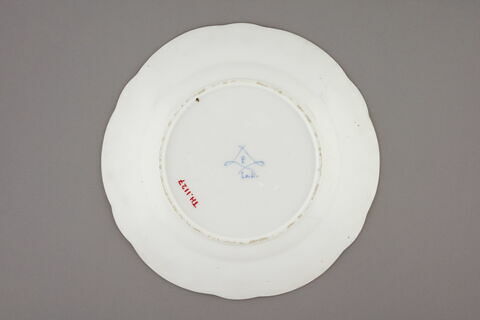 Assiette, à bords festonés, marli gaufré, d'un ensemble de soixante-dix (TH 1067 à 1136)., image 2/2