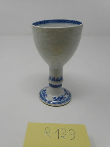 Gobelet, porcelaine de Chine blanche à décor en relief avec bordures bleues