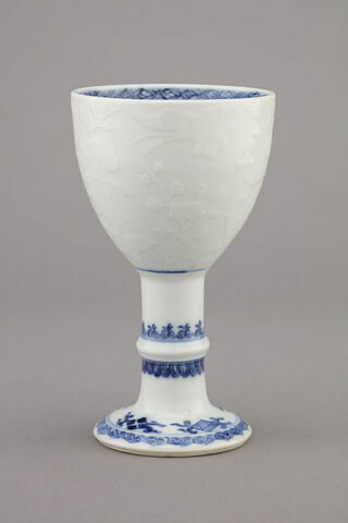 Gobelet, porcelaine de Chine blanche à décor en relief avec bordures bleues, image 1/4