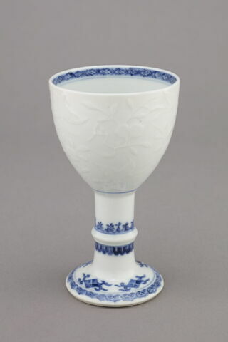 Gobelet, porcelaine de Chine blanche à décor en relief avec bordures bleues, image 2/5